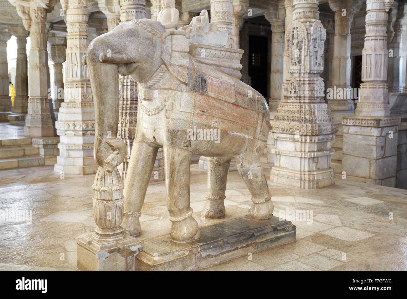 Scalpture di Elephant nel tempio Jain, Ranakpur, Rajasthan, India Foto Stock