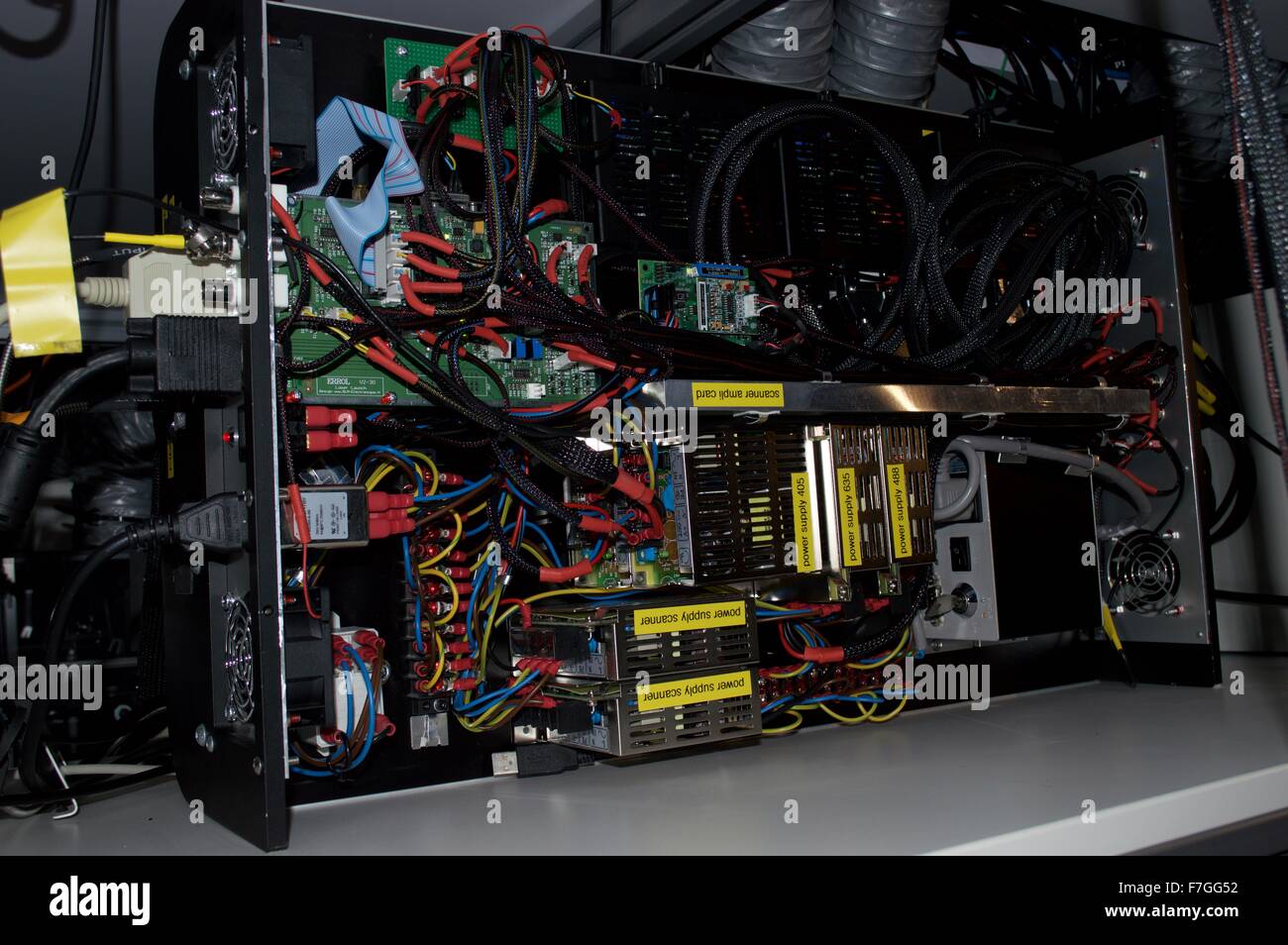 Vista interna di una scatola Multi-Laser utilizzato in imaging per microscopia Foto Stock