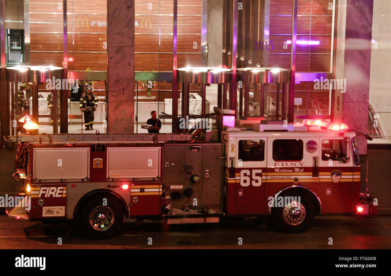 NEW YORK - 23 giugno: FDNY firetruck parcheggiato nel edificio di Manhattan il 23 giugno 2008. FDNY è il più grande fuoco combinato e EMS prov Foto Stock