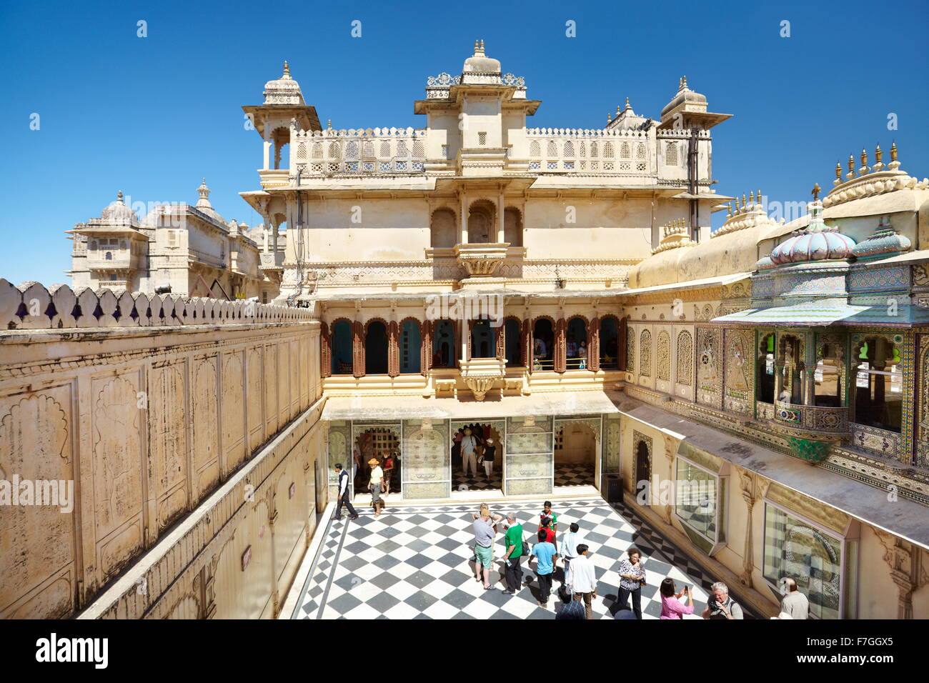 Udaipur - cortile interno in Udaipur City Palace di Udaipur, Rajasthan, India Foto Stock