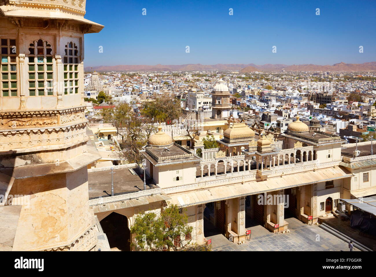 Vista aerea di Udaipur città dal Palazzo di Città, Udaipur, Rajasthan, India Foto Stock