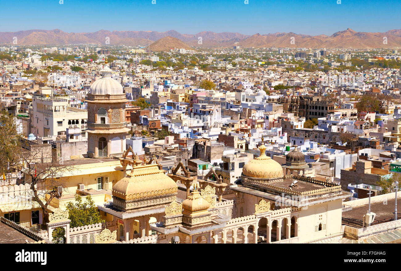 Vista aerea di Udaipur città dal Palazzo di Città, Udaipur, Rajasthan, India Foto Stock