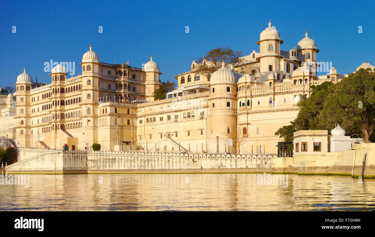 Udaipur - Vista dal lago Pichola verso FATEH PRAKASH PALACE HOTEL, Rrajasthan, India Foto Stock