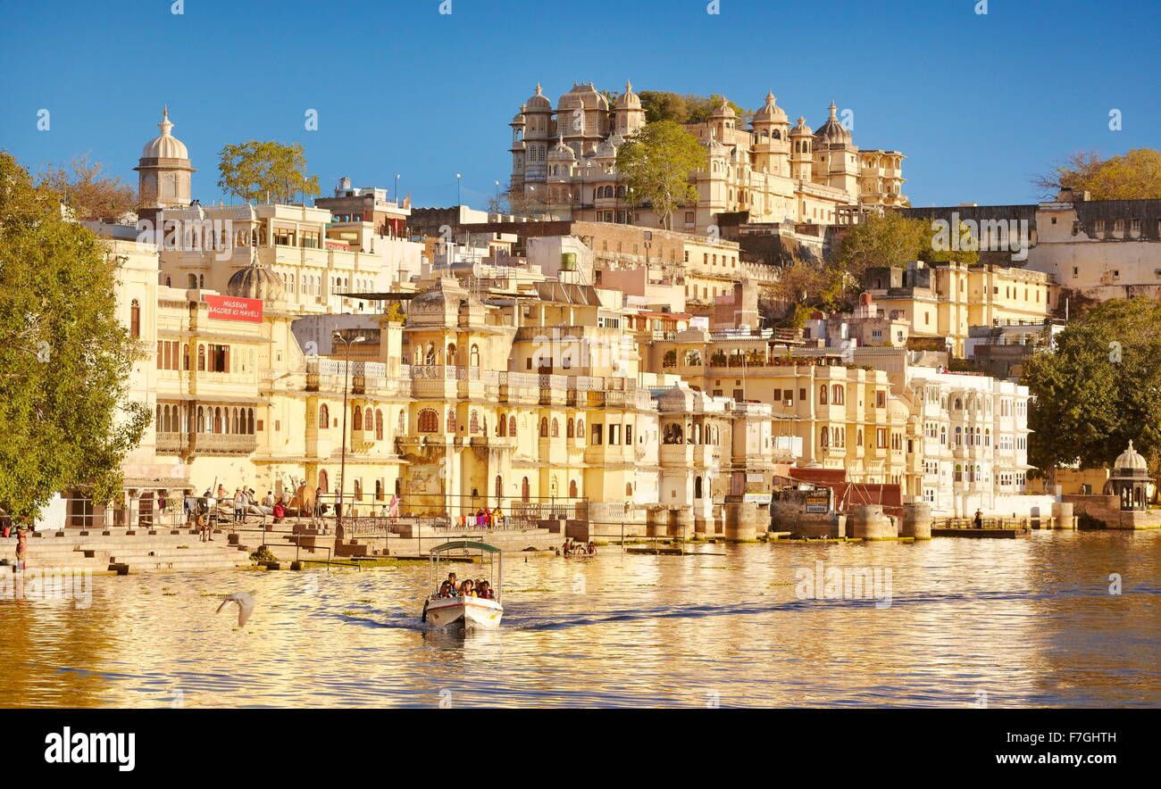 Udaipur - Vista dal lago Pichola verso il palazzo della città di Udaipur, Rajasthan, India Foto Stock