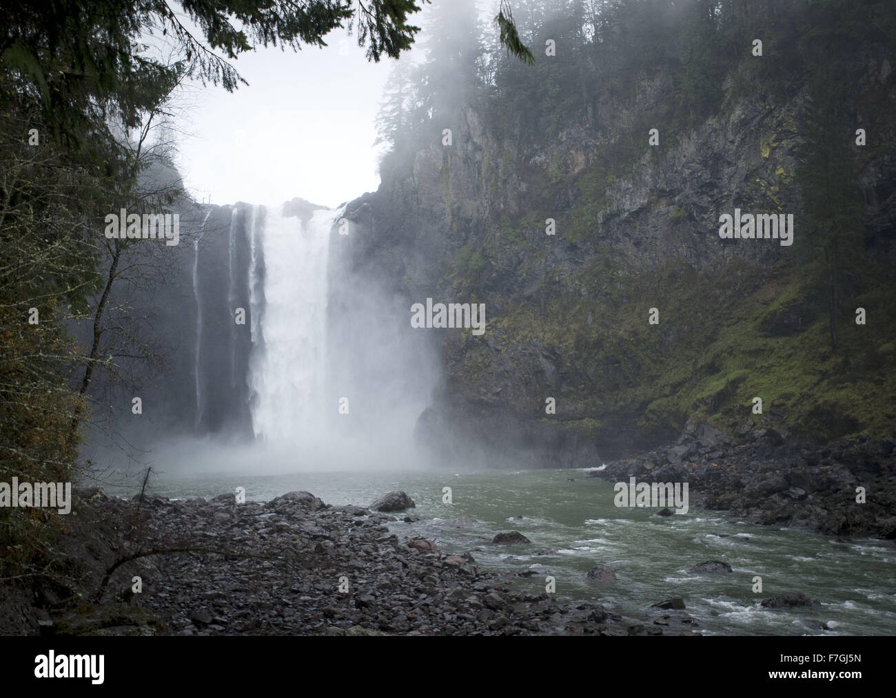 Snoqualmie Falls, Washington, Stati Uniti d'America. 24 Novembre, 2015. Snoqualmie Falls, situato a circa 25 miglia ad est di Seattle è una popolare località turistica con circa un milione e mezzo di visitatori in un anno e nominato dopo il locale nativo americano della tribù indiana di Snoqualmie. Un resort, Observation Deck e il parco lungo con due idro-centrali elettriche sono situati presso il sito. Puget Sound Energy opera in due impianti presso il sito fornisce un totale di circa 44.000 MW per residenziale e business uso di potere. In base a vari livelli di acqua a causa del maltempo, il fiume è popolare per SUP e gli appassionati di kayak. Un walkwa Foto Stock