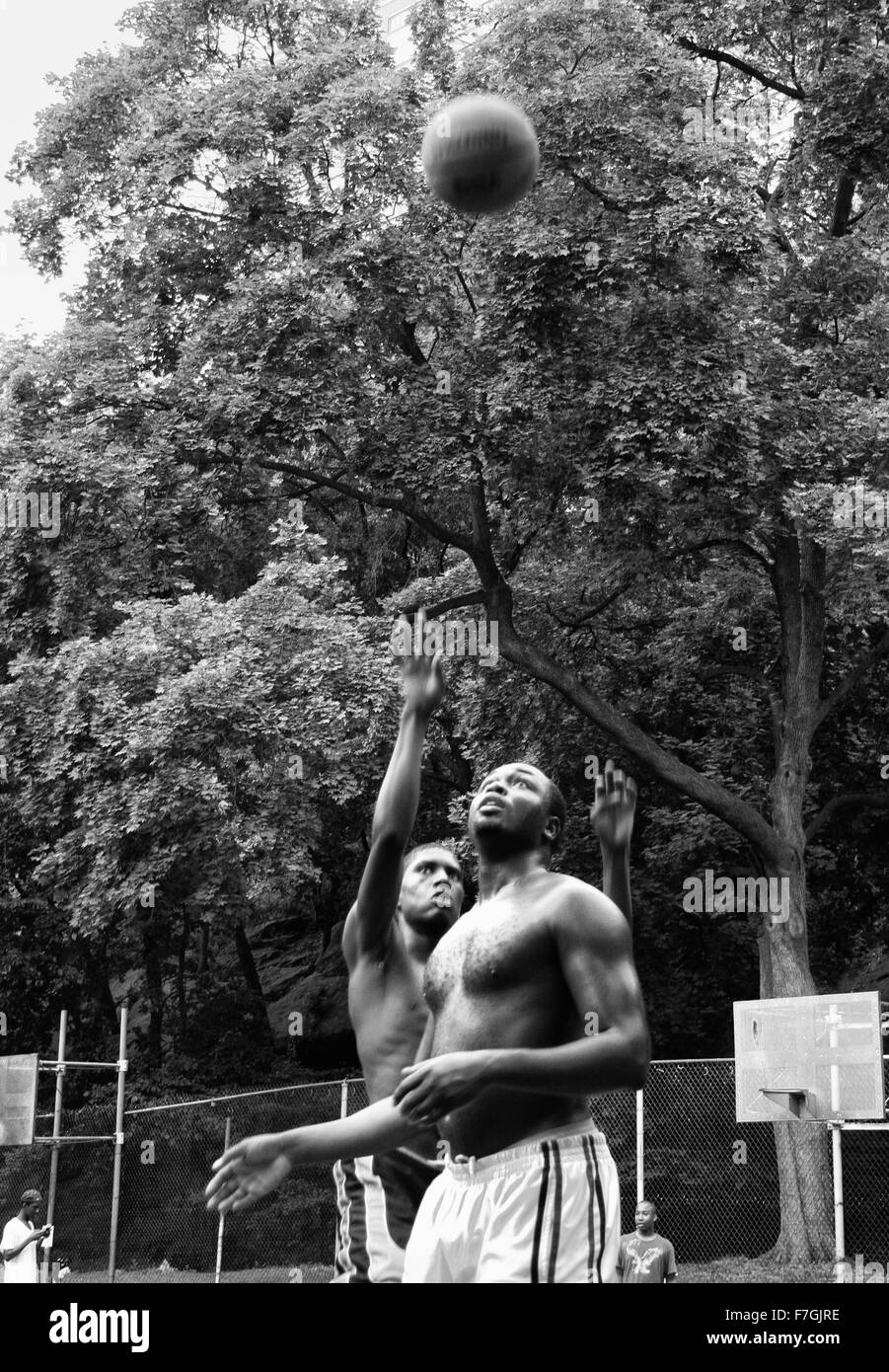 NEW YORK CITY - 22 giugno: due ragazzi nero gioca in uno Harlem pallacanestro, Catena-collegamento recinto scatole, visto il 22 giugno 2008 in Foto Stock