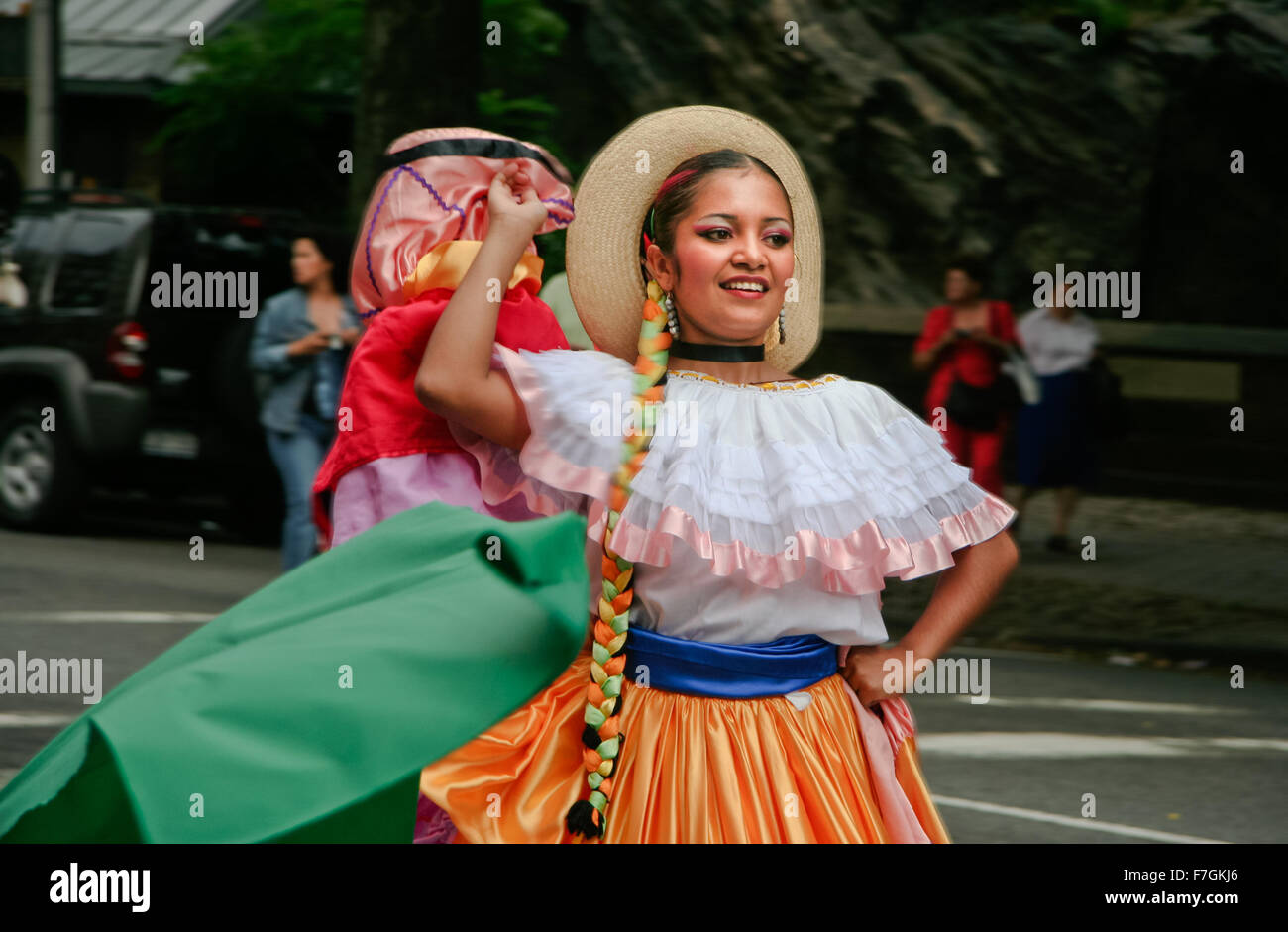 NEW YORK - giu 22: nativi popolo latino partecipante in una dance parade, il 22 giugno 2008 a New York City, Stati Uniti d'America Foto Stock