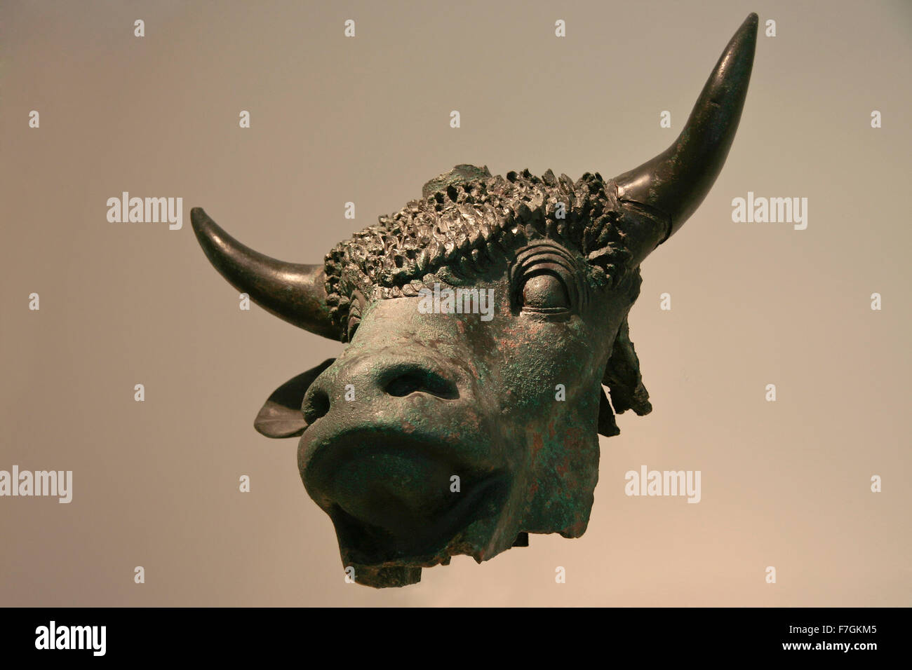Piccola statua in bronzo bull, antica arte romana Foto Stock