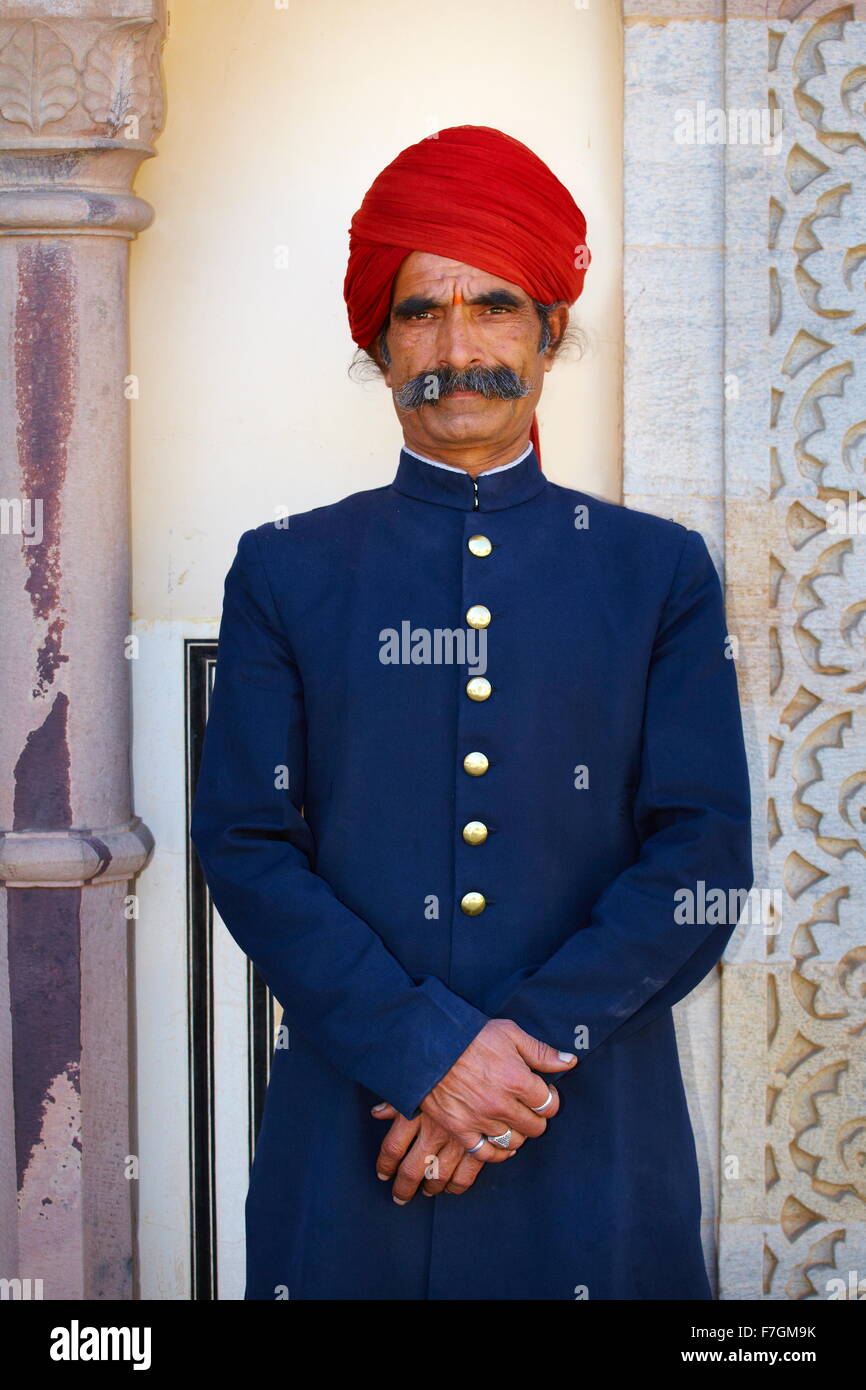 Ritratto di una India guard uomo con i baffi indossando turbante rosso, City Palace di Jaipur, Rajasthan, India Foto Stock