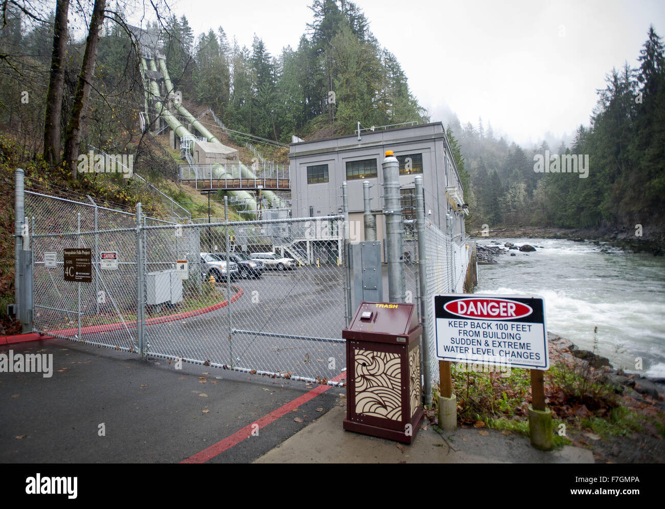 Snoqualmie Falls, Washington, Stati Uniti d'America. 24 Novembre, 2015. Snoqualmie Falls, situato a circa 25 miglia ad est di Seattle è una popolare località turistica con circa un milione e mezzo di visitatori in un anno e nominato dopo il locale nativo americano della tribù indiana di Snoqualmie. Un resort, Observation Deck e il parco lungo con due idro-centrali elettriche sono situati presso il sito. Puget Sound Energy opera in due impianti presso il sito fornisce un totale di circa 44.000 MW per residenziale e business uso di potere. In base a vari livelli di acqua a causa del maltempo, il fiume è popolare per SUP e gli appassionati di kayak. Un walkwa Foto Stock