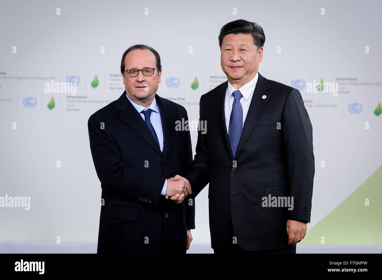 Le Bourget, Francia. 30 Novembre, 2015. Il presidente cinese Xi Jinping è accolto dal Presidente francese Francois Hollande come egli arriva per la sessione plenaria di apertura del COP21, la Conferenza delle Nazioni Unite sul Cambiamento Climatico Novembre 30, 2015 al di fuori di Parigi a Le Bourget, Francia. Foto Stock