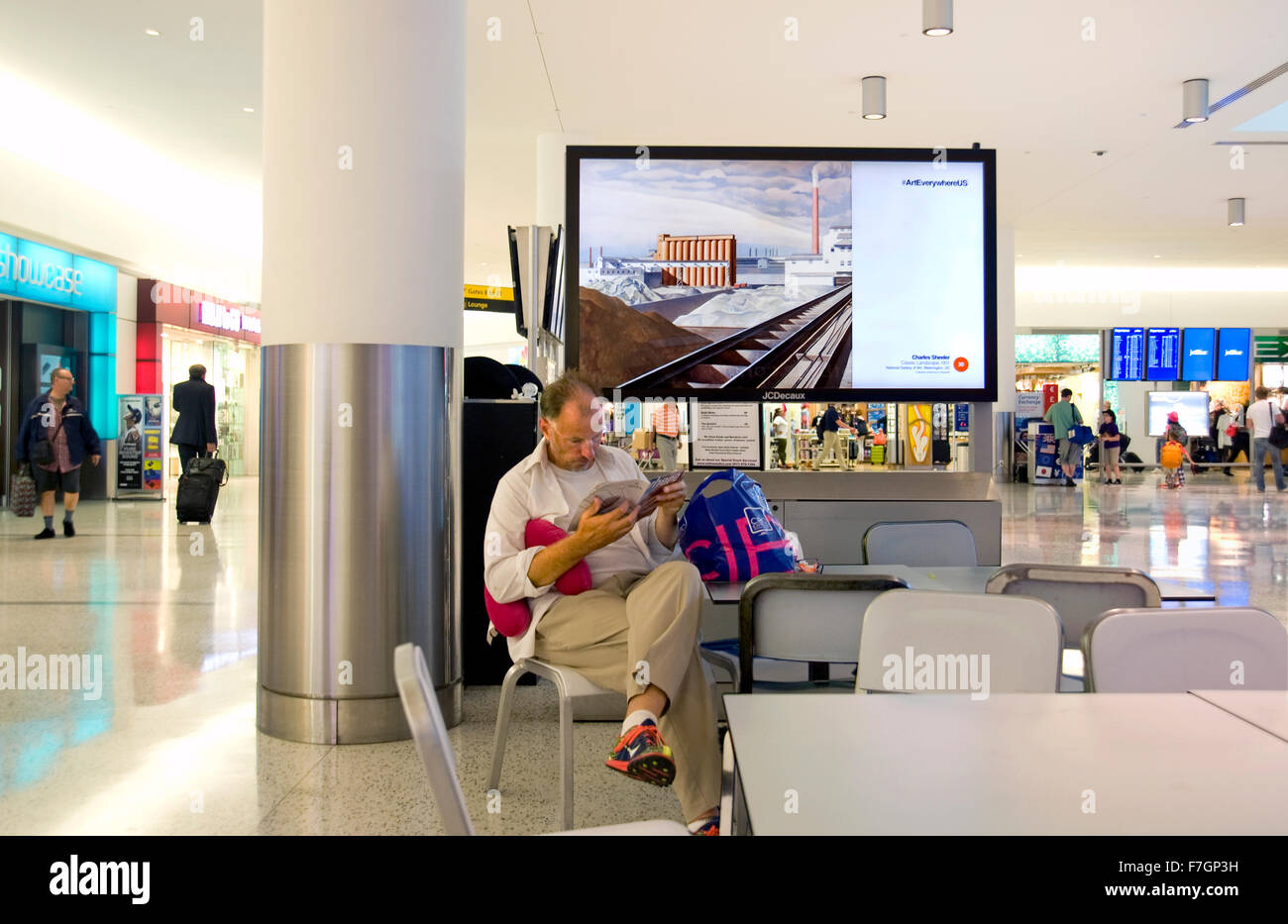 Charles Sheeler pittura che figurano sulla pubblicità kiosk nella JFK Airport Terminal come parte dell'arte progetto ovunque. Foto Stock