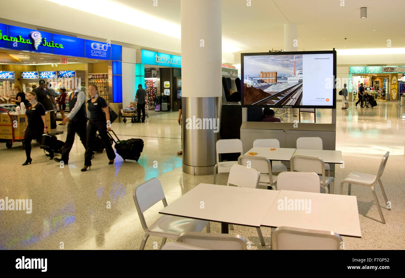 Charles Sheeler pittura che figurano sulla pubblicità kiosk nella JFK Airport Terminal come parte dell'arte progetto ovunque. Foto Stock