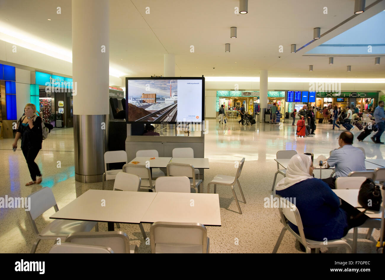 Charles Sheeler pittura che figurano sulla pubblicità kiosk nella JFK Airport Terminal come parte dell'arte progetto ovunque. Foto Stock