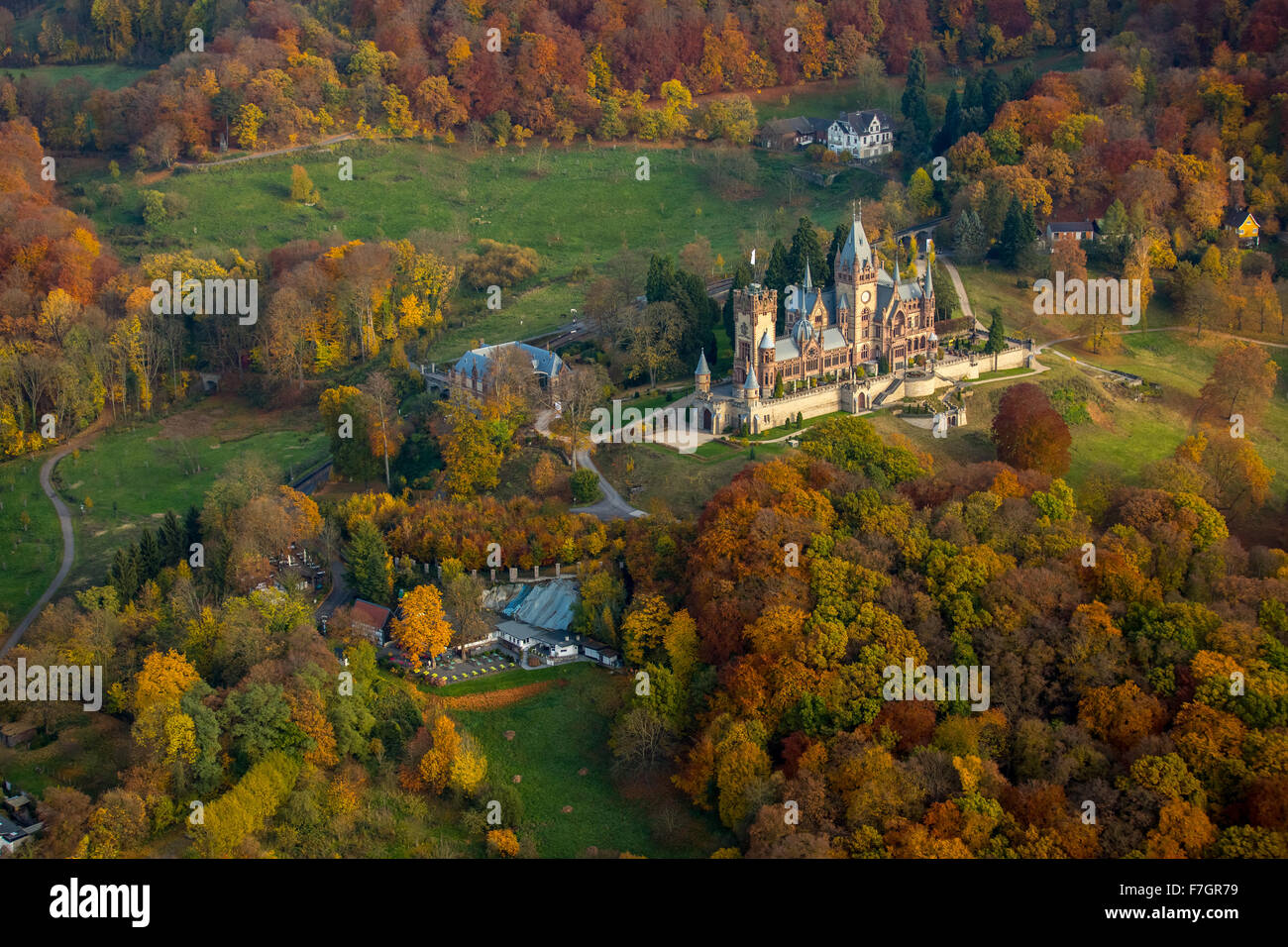 Il castello di Drachenburg in colorate Foglie di autunno, la Valle del Reno, Koenigswinter, Siebenbirge Koenigswinter Foto Stock