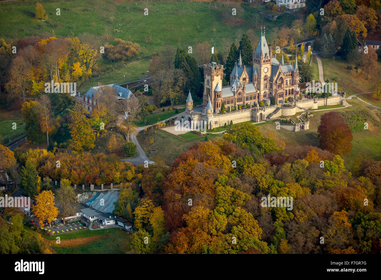 Il castello di Drachenburg in colorate Foglie di autunno, la Valle del Reno, Koenigswinter, Siebenbirge Koenigswinter Foto Stock