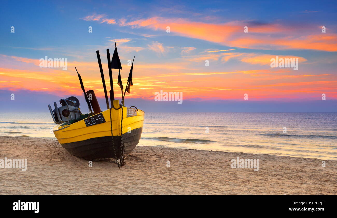 Barca da pesca al Mar Baltico e tramonto, Pomerania, Polonia Foto Stock