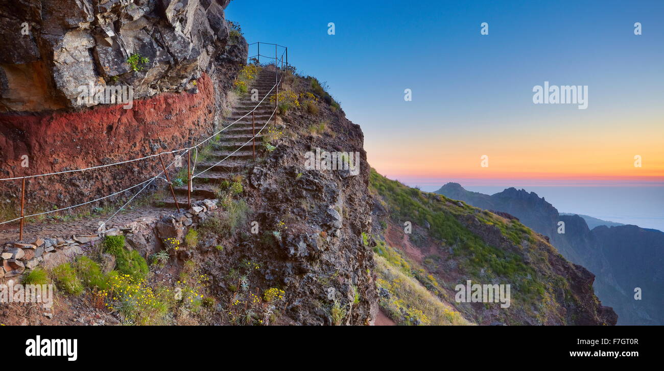 Escursioni in montagna sentiero da Pico do Arieiro a Pico Ruivo prima dell'alba, l'isola di Madeira, Portogallo Foto Stock