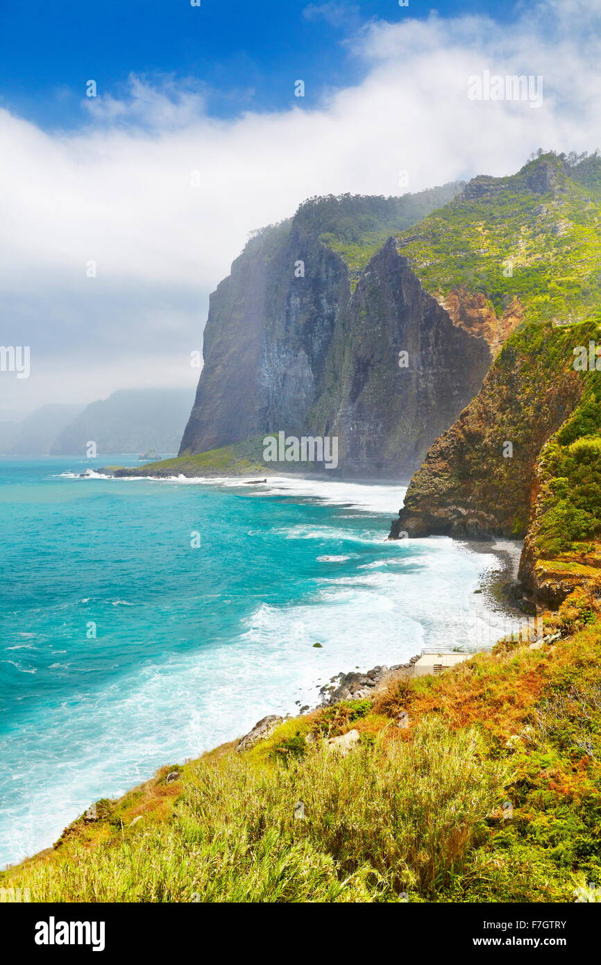 Cliff litorale nei pressi di Ponta Delgada, l'isola di Madeira, Portogallo Foto Stock