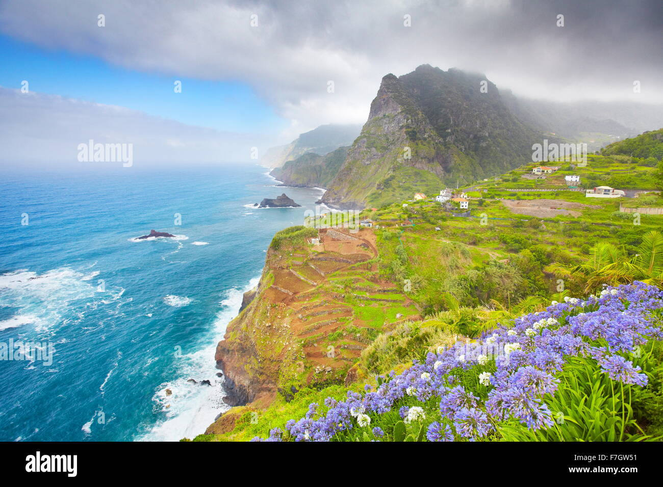 Madeira - paesaggio di cliff costa vicino Ponta Delgada, Madeira, Portogallo Foto Stock