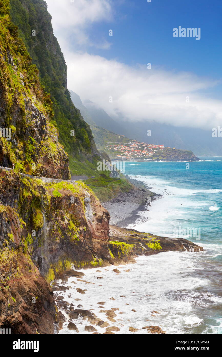 Cliff litorale nei pressi di Ponta Delgada, l'isola di Madeira, Portogallo Foto Stock