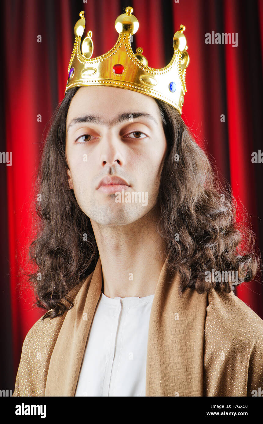 Funny re contro sipario rosso Foto Stock