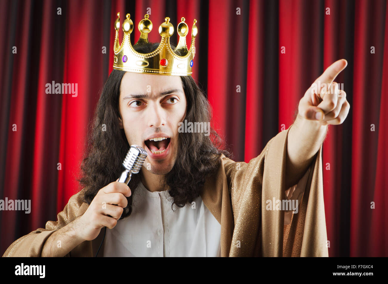 Funny re contro sipario rosso Foto Stock