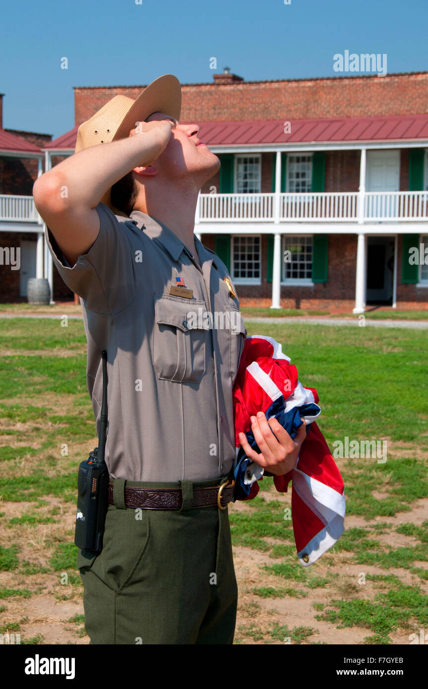 Ranger durante la cerimonia della bandiera, Fort McHenry National Monument e Santuario storico, Maryland Foto Stock