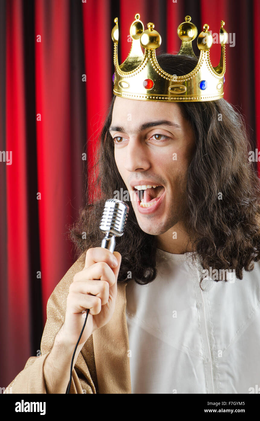 Funny re contro sipario rosso Foto Stock