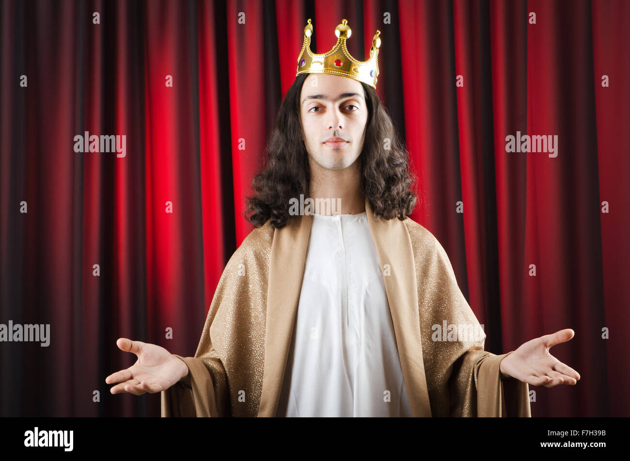 Funny re contro sipario rosso Foto Stock