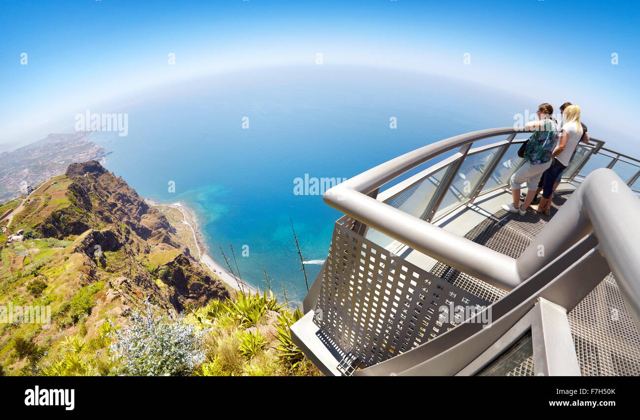 Terrazza panoramica (con pavimento in vetro) nella parte superiore del Cabo Girao (580 m più alto) cliff - Camara de Lobos, Isola di Madeira, Portogallo Foto Stock