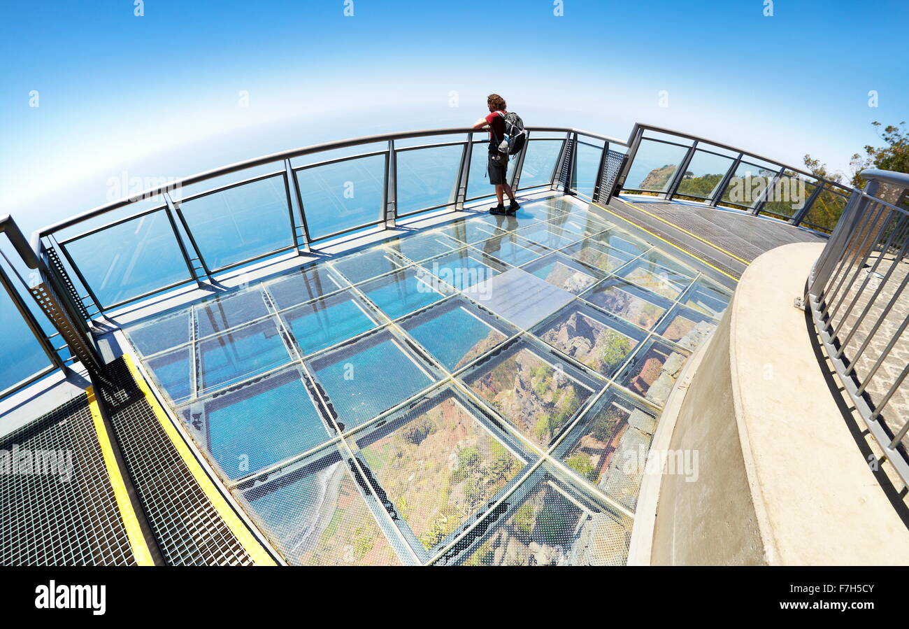 Terrazza panoramica con pavimento in vetro nella parte superiore del Cabo Girao (580 m più alto) cliff - Camara de Lobos, Isola di Madeira, Portogallo Foto Stock