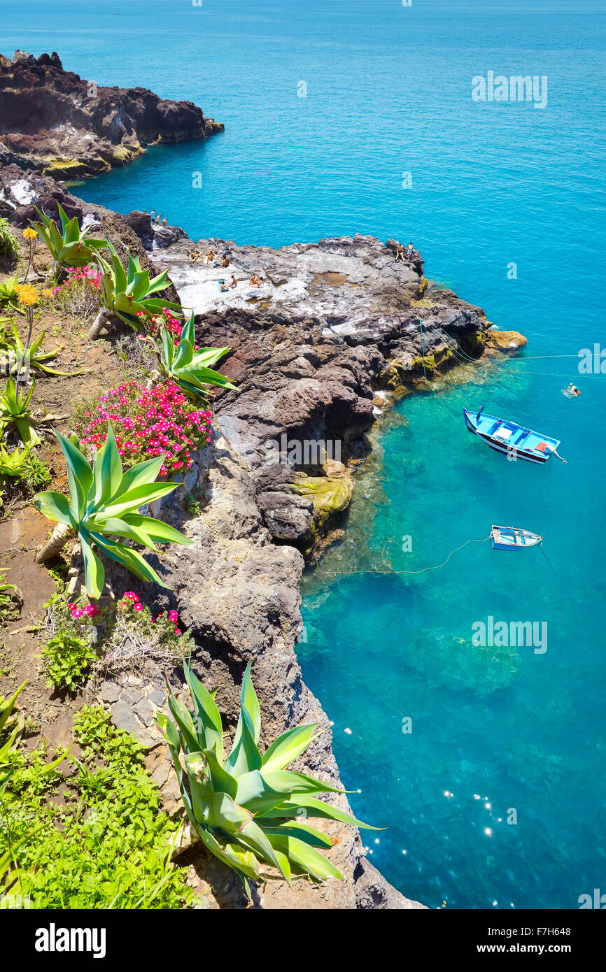 Riva del mare nei pressi di Camara de Lobos, Isola di Madeira, Portogallo Foto Stock