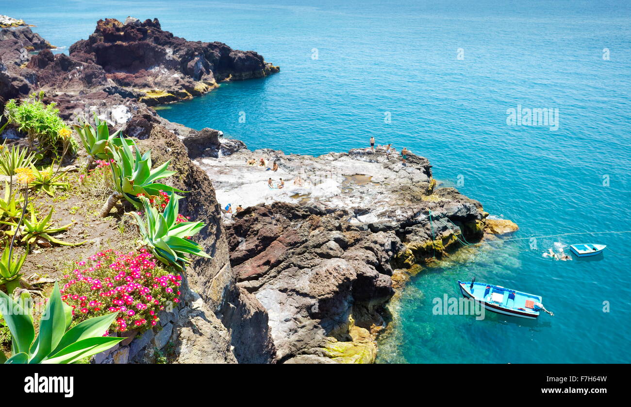 Riva del mare nei pressi di Camara de Lobos, Isola di Madeira, Portogallo Foto Stock