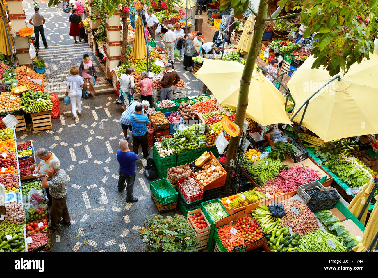 Mercado dos Lavradores, frutta e verdura fresca nel mercato di Funchal, l'isola di Madeira, Portogallo Foto Stock