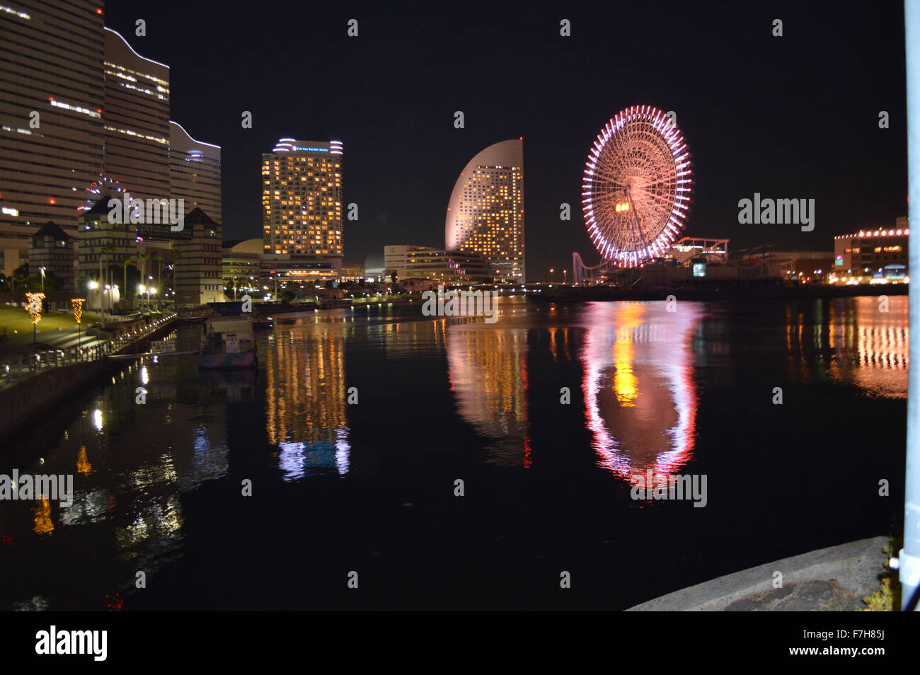 Bellissimo Porto di Yokohama Port Minato mirari nella notte con una lunga esposizione a copertura di illuminazione Foto Stock