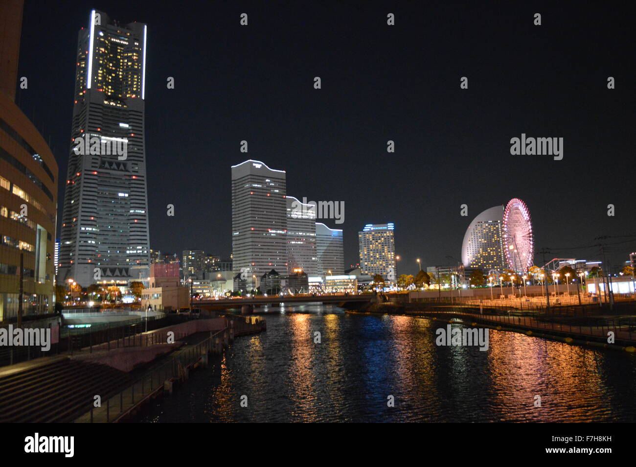 Bellissimo Porto di Yokohama Port Minato mirari nella notte con una lunga esposizione a copertura di illuminazione Foto Stock