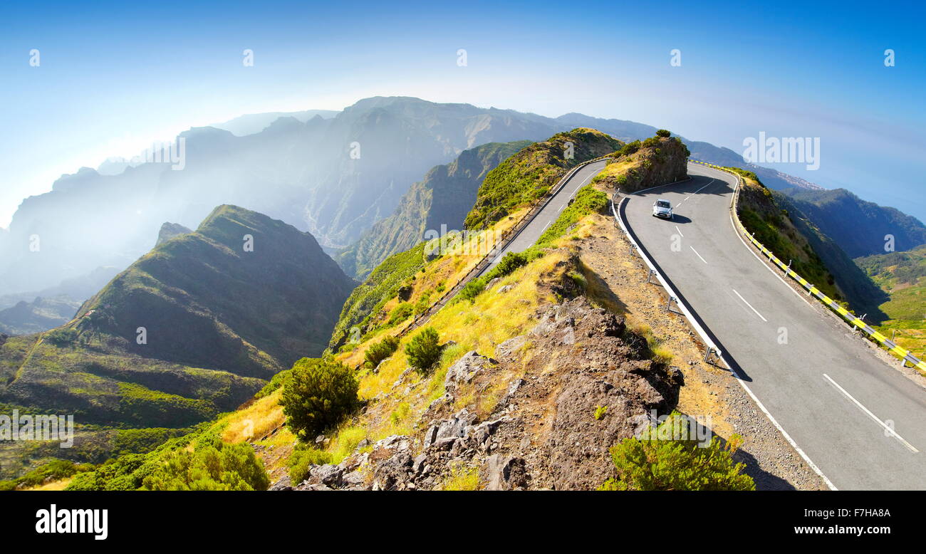 La strada alpina di Encumeada da passare al plateau Paul da Serra, l'isola di Madeira, Portogallo Foto Stock