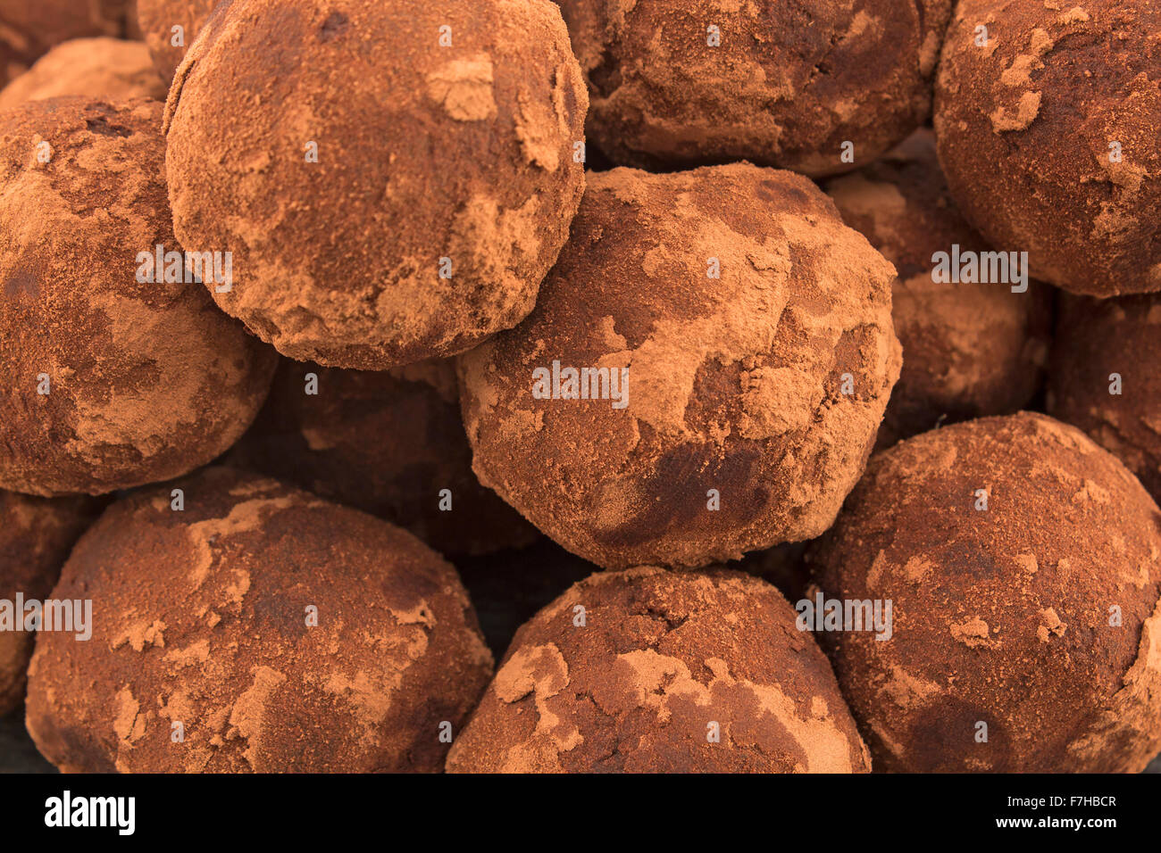 Le sfere di cioccolato al tartufo con il rum e uvetta. Foto Stock