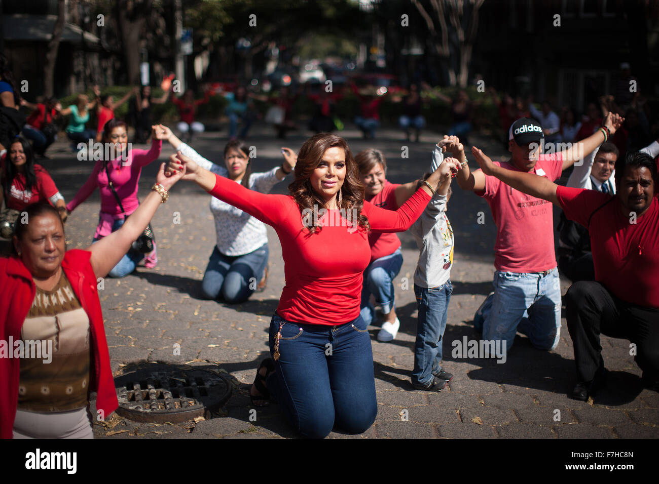 (151201) -- CITTÀ DEL MESSICO, 1 dicembre, 2015 (Xinhua) -- una persona transgender capi un atto commemorativo in onore delle vittime della sindrome da immunodeficienza acquisita (AIDS), prima della celebrazione della Giornata Mondiale dell AIDS a Città del Messico, capitale del Messico il nov. 30, 2015. Secondo i dati del 2014 del Centro Nazionale per la prevenzione e il controllo di HIV e AIDS (CENSIDA, per il suo acronimo in spagnolo) del Messico, un importo stimato di 190.000 persone adulte vivono con l HIV/AIDS nel paese, con 7.500 persone di acquisire il virus ogni anno. La GIORNATA MONDIALE DELL AIDS è commemorata annualmente il 1 dic. (Xinhua/ Foto Stock