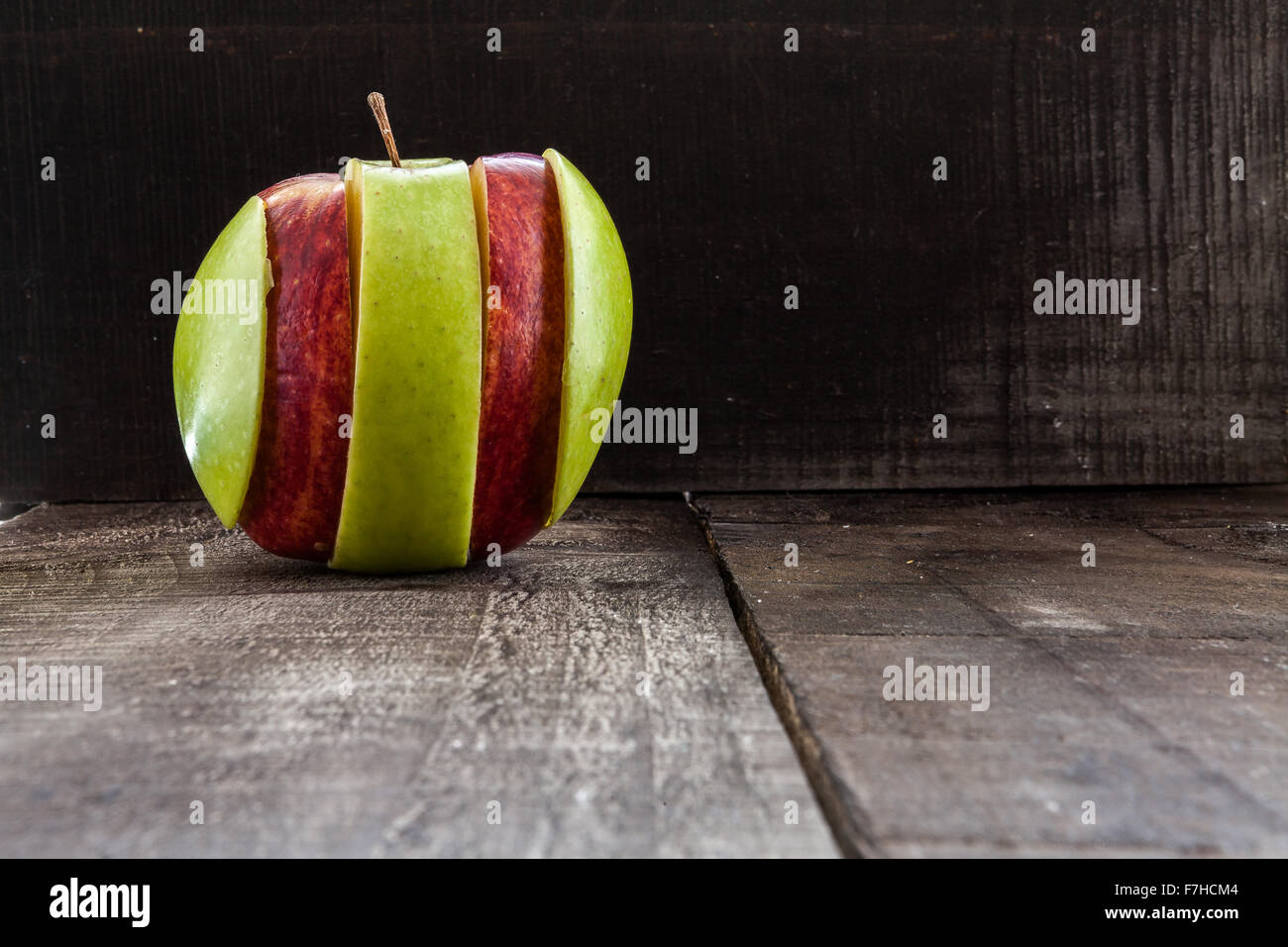 L'immagine mostra apple circondato da un nastro di misurazione con riferimento alla dieta e concetto di salute su sfondo di legno Foto Stock