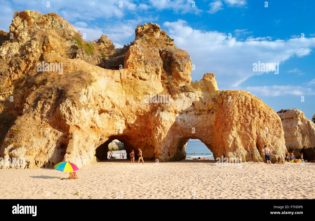 Rocce sulla Prainha Beach vicino a Alvor, Algarve, PORTOGALLO Foto Stock