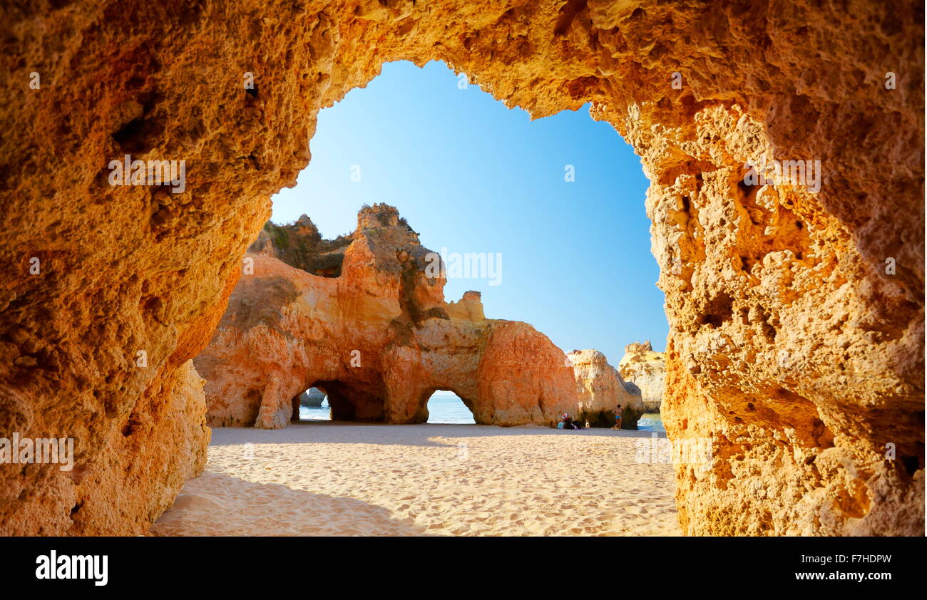 La grotta del Prainha Beach vicino a Alvor, Algarve, PORTOGALLO Foto Stock