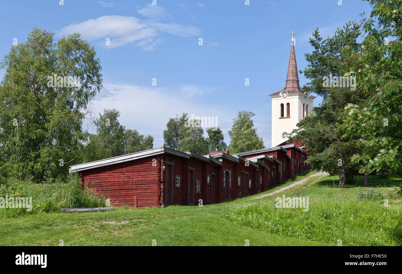 REVSUND, SVEZIA IL 07 AGOSTO 2015. Vista del Falu dipinte di rosso le cabine, giallo campanile di una chiesa. Soleggiata giornata estiva. Uso editoriale. Foto Stock