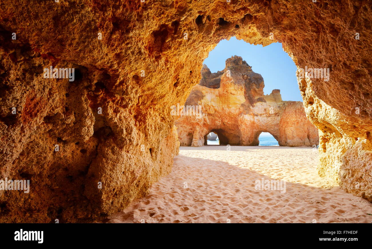 La grotta del Prainha Beach vicino a Alvor, Algarve, PORTOGALLO Foto Stock