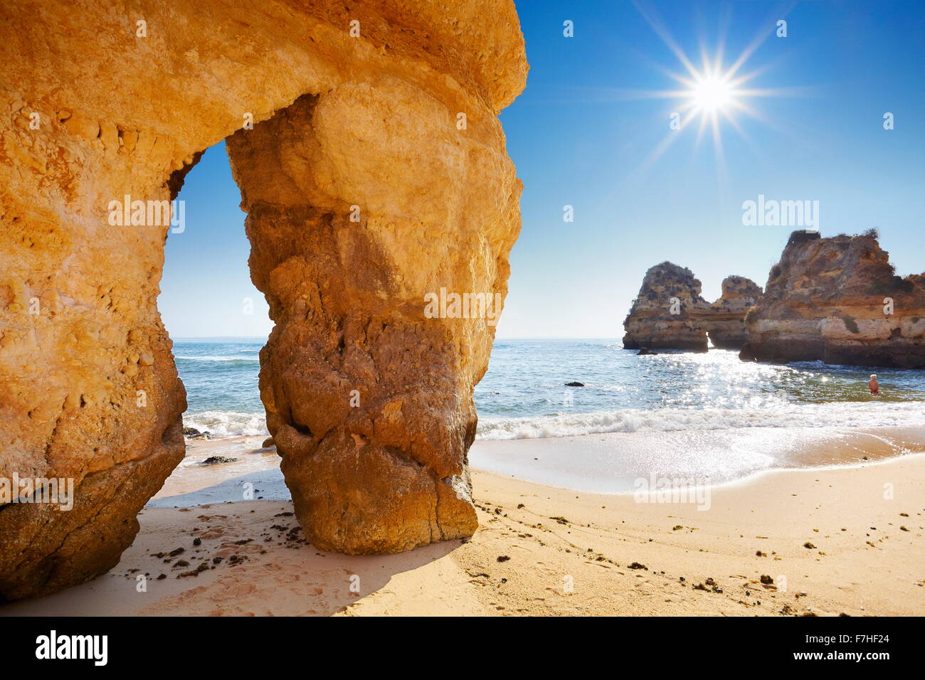 Paesaggio con il sole, spiaggia di Algarve vicino a Lagos, Portogallo Foto Stock