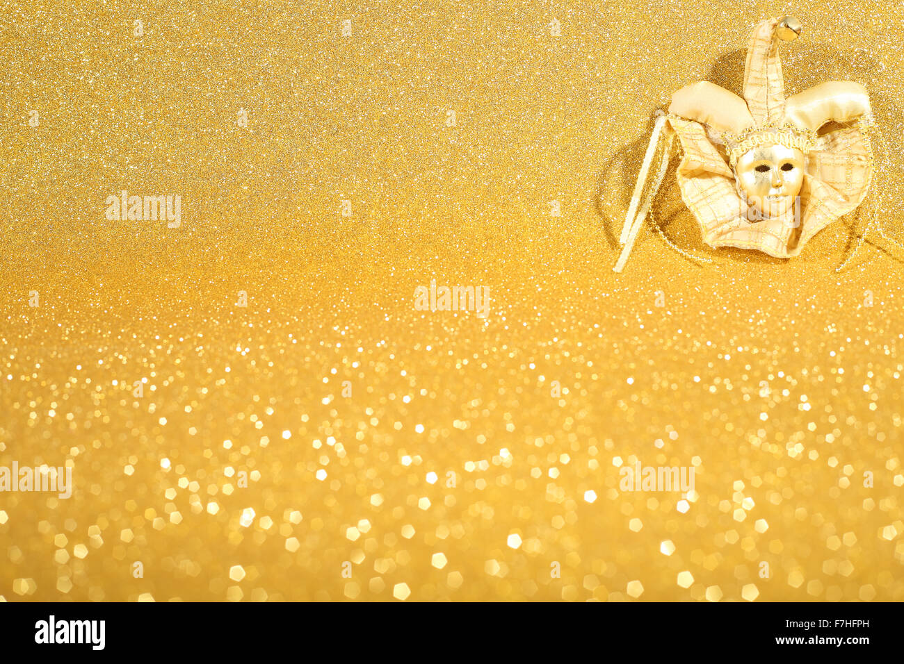 Bella ornato di carnevale maschera veneziana come decorazioni di Natale sul golden glitter sfondo Foto Stock