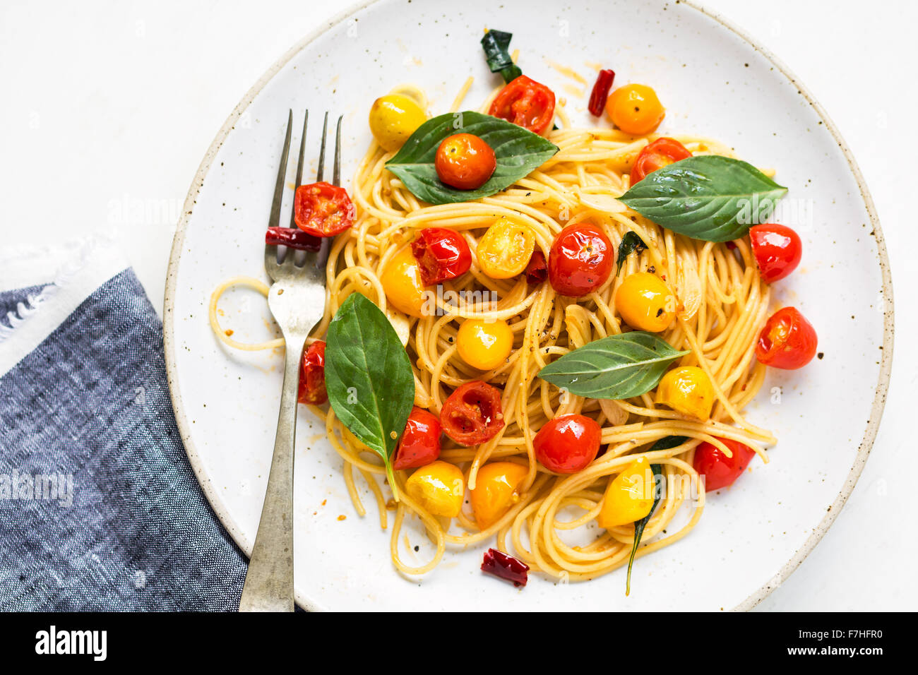 Spaghetti con il giallo e il rosso pomodoro ciliegino Foto Stock