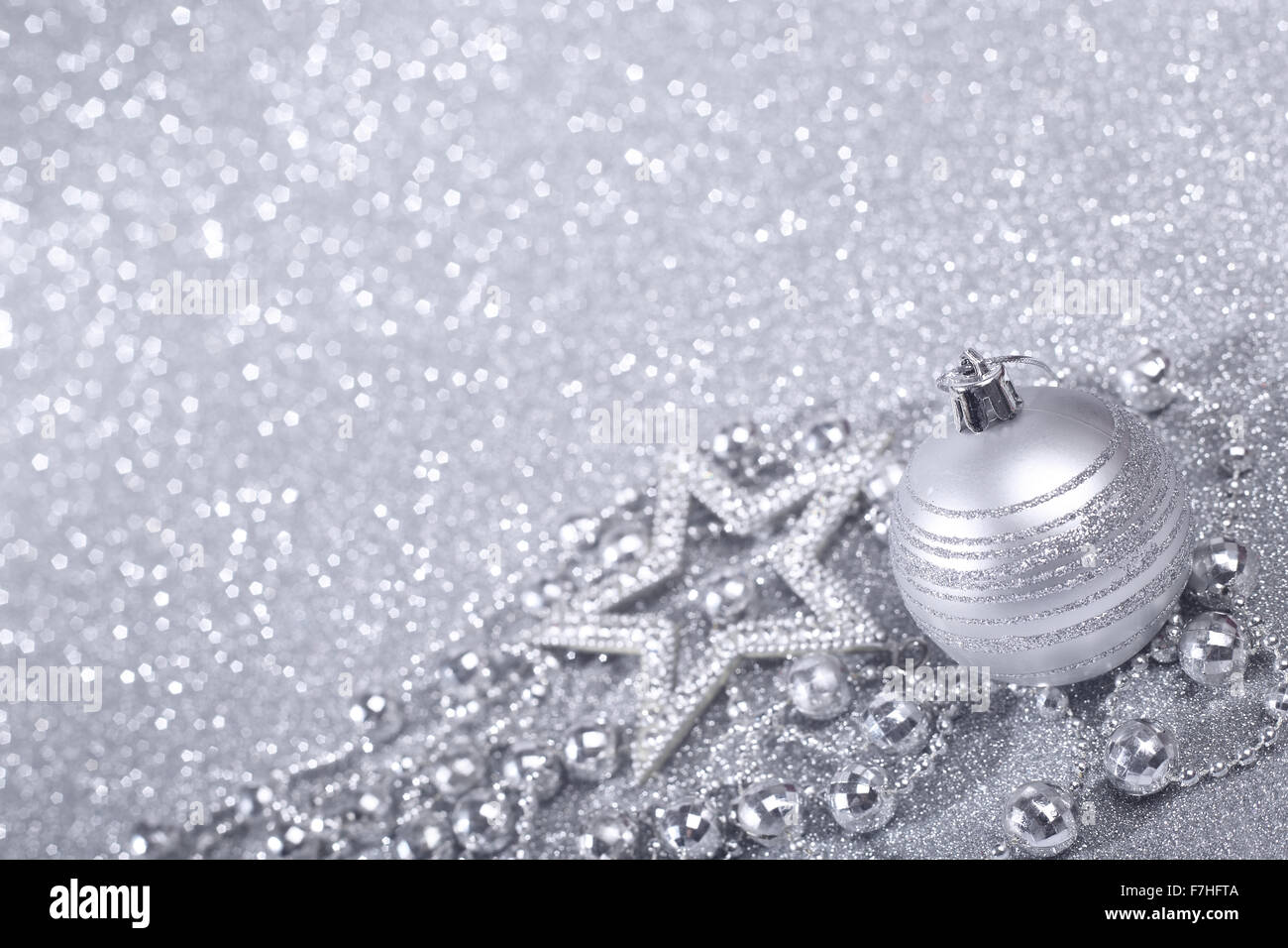 Decorazioni di Natale su shiny glitter con fondo argento con spazio di copia Foto Stock