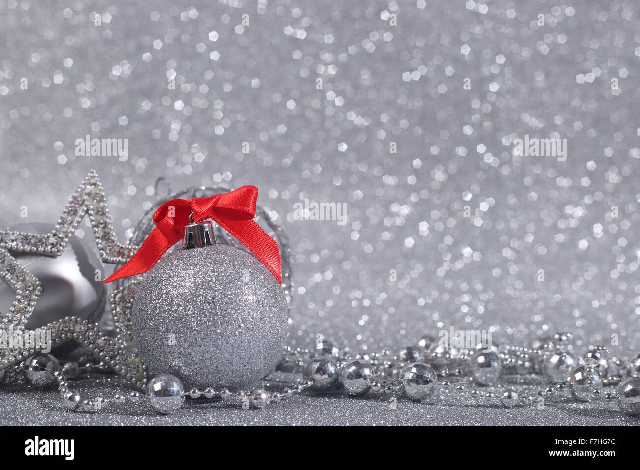 Decorazioni di Natale su shiny glitter con fondo argento con spazio di copia Foto Stock